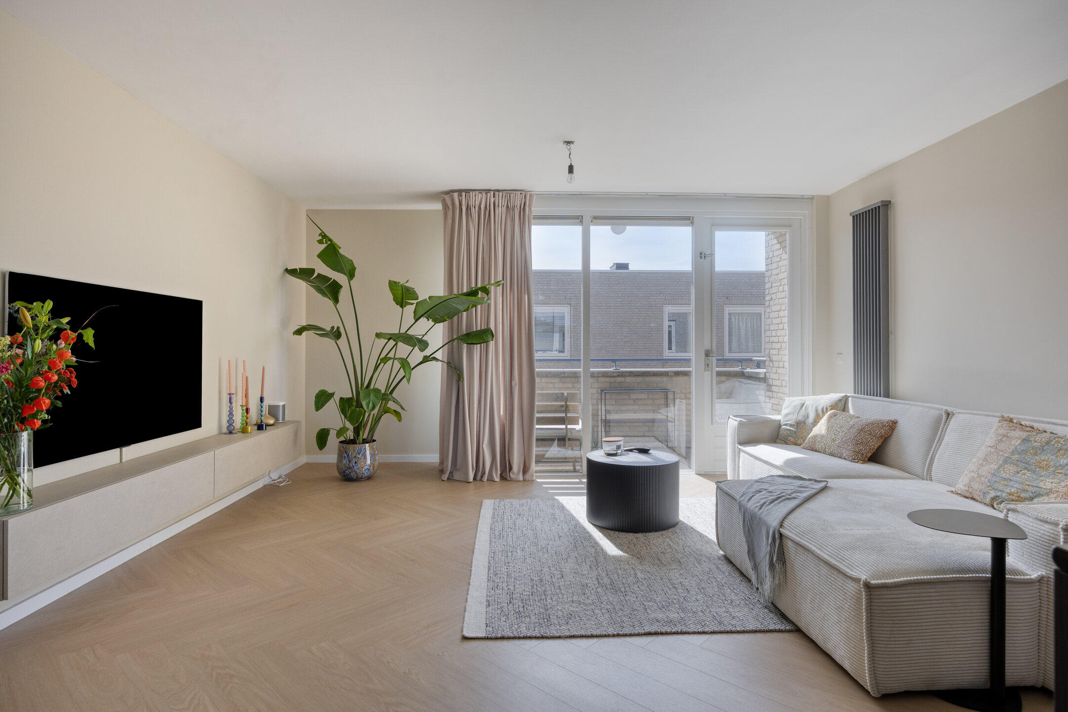Lichte woonkamer professioneel gefotografeerd voor woningverkoop in Tilburg