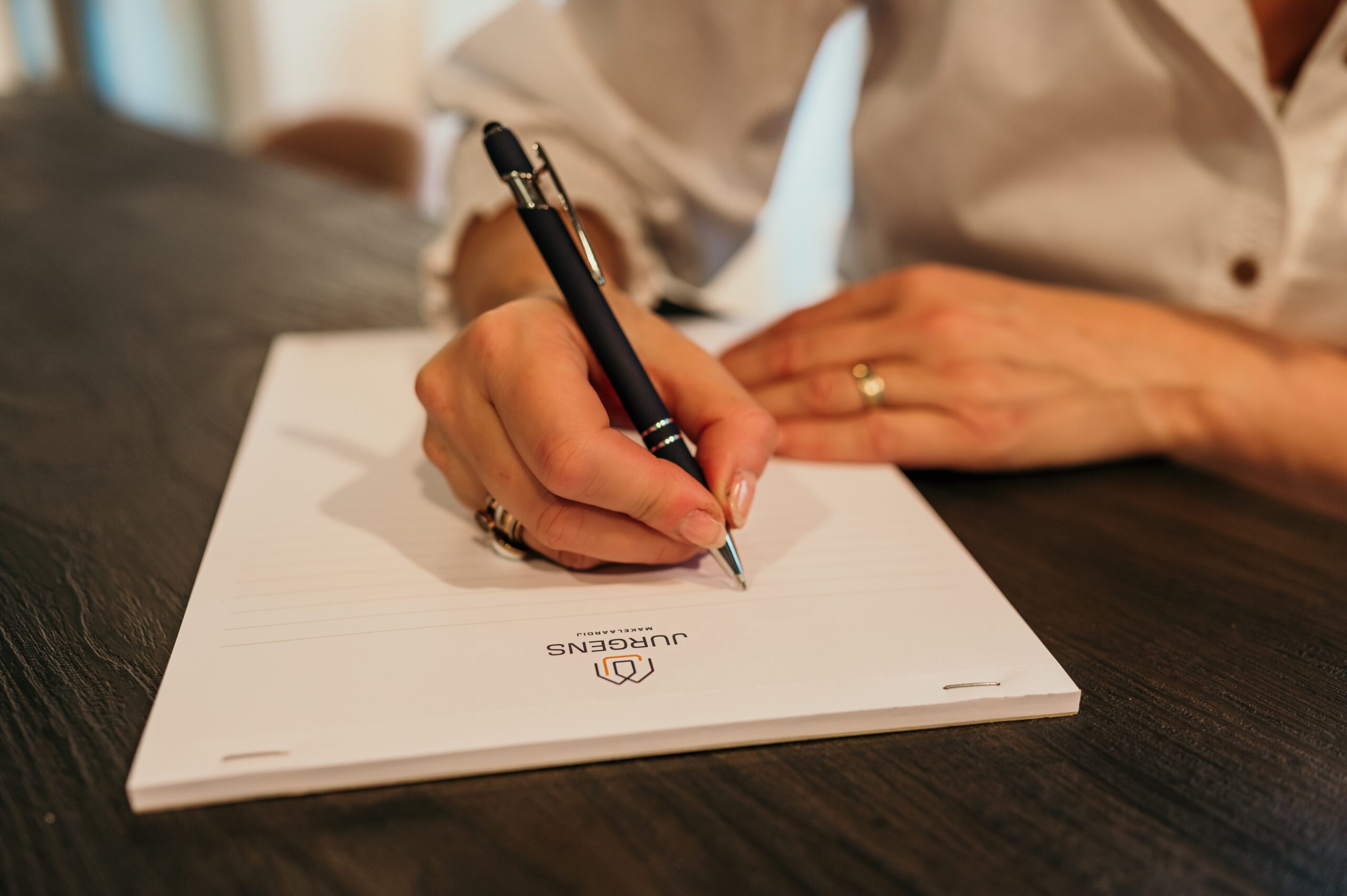 Notities maken tijdens een woningtaxatie in Tilburg